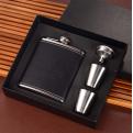 30D02 Engraved Whiskey Flasks 7OZ gift set